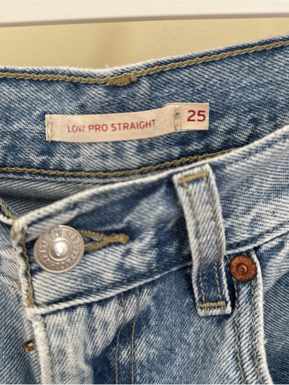 Levi’s low pro straight Light Wash Jeans size 25 - Picture 3 of 4